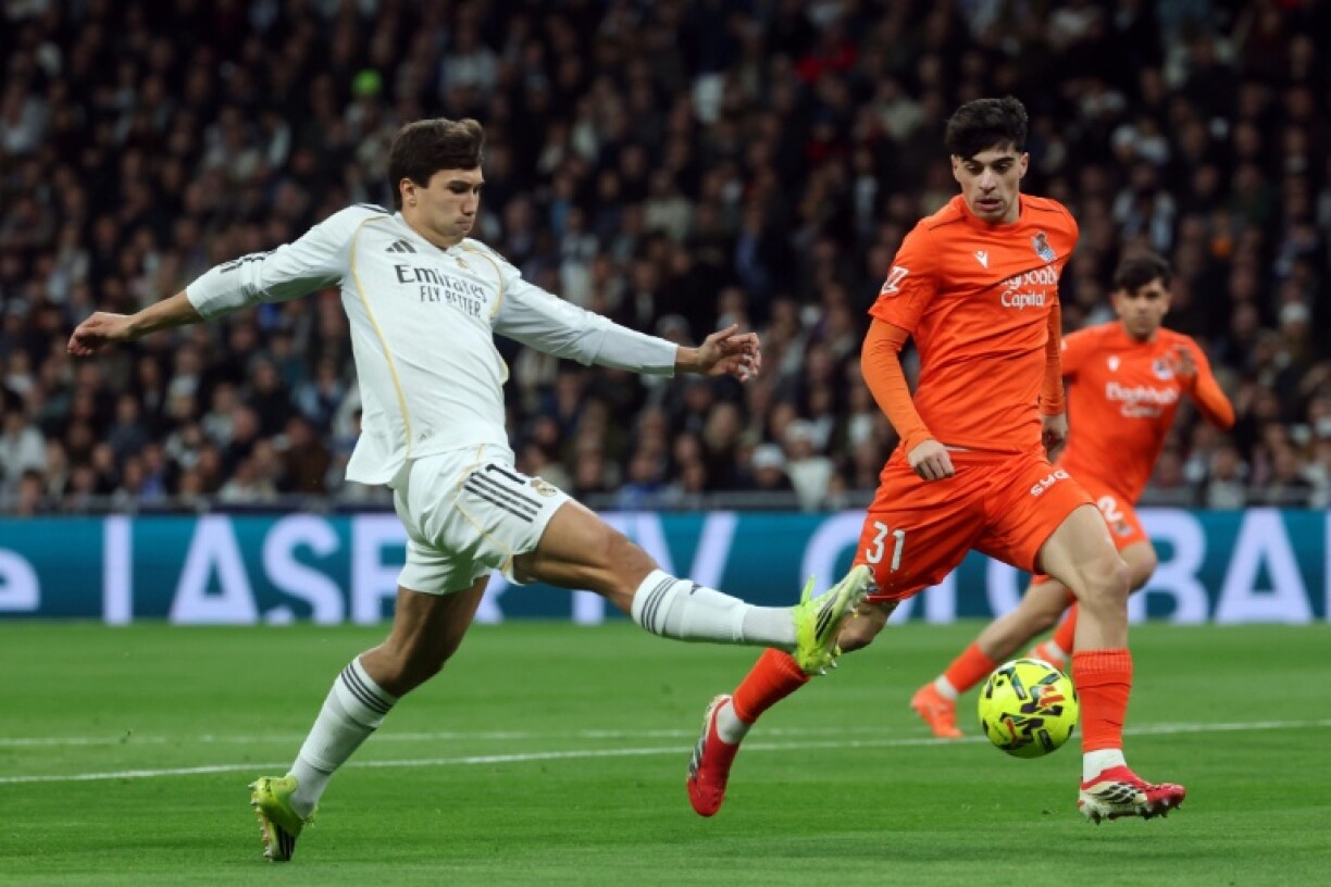 L'attaquant du Real Madrid Gonzalo Garcia (G) ouvre le score face à la Real Sociedad, à Madrid, le 14 février 2026
