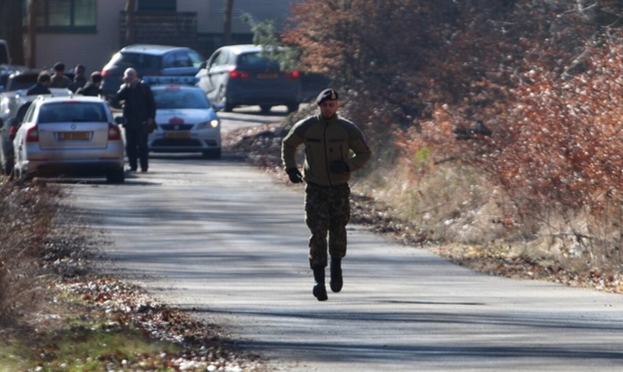 Un soldat court à proximité du site de l'explosion le 14 février 2019.