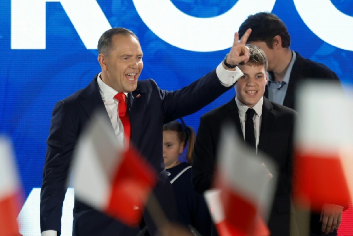Karol Nawrocki fait le signe de la victoire, lors de l'annonce de son élection à la présidentielle, à Varsovie, le 1er juin 2025