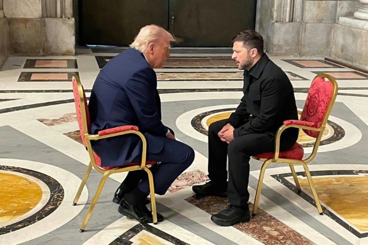 Le président ukrainien Volodymyr Zelensky (D), et son homologue américain, Donald Trump (G) se rencontre en marge des funérailles du pape François au Vatican, le 26 avril 2025