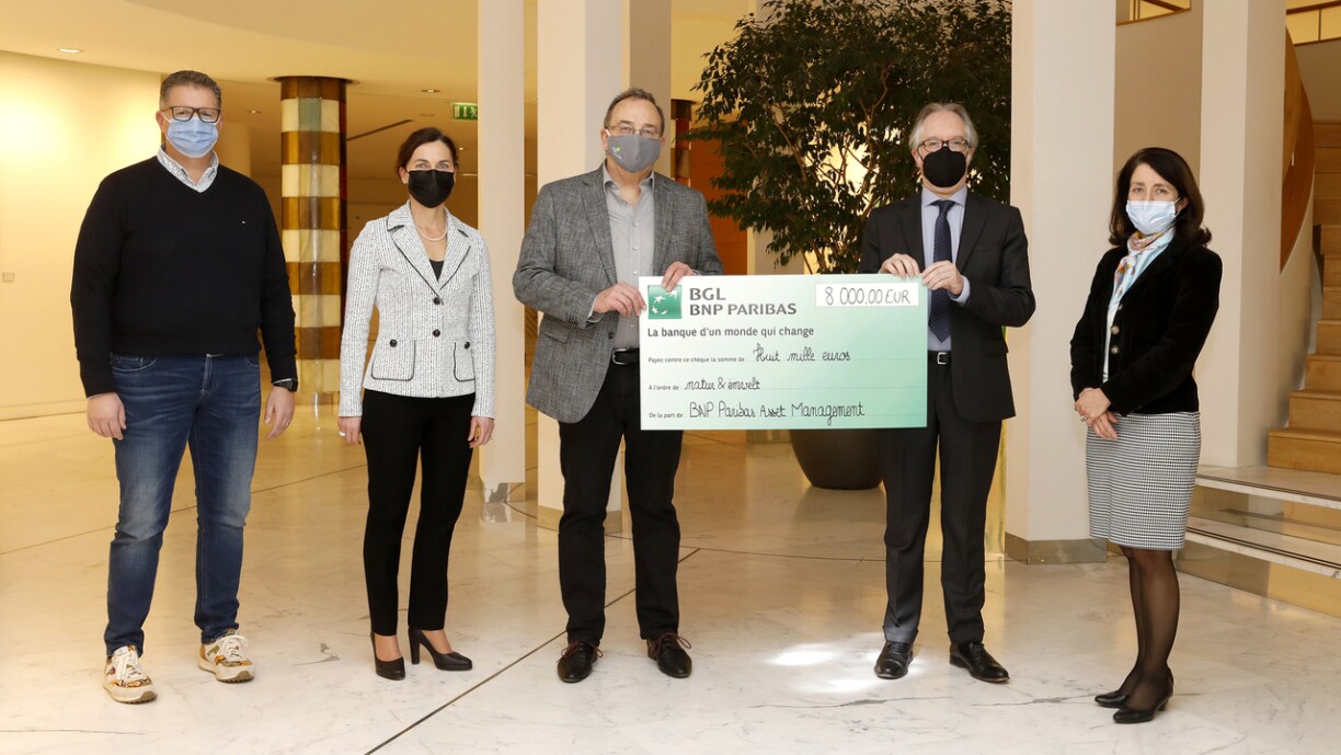 Op der Foto (vu lénks no riets) Patric Lorgé, Centrale Ornithologique natur&ëmwelt Nathalie Blanchet, Head of sales BNP Paribas Asset Management Luxembourg Roby Biwer, Président de l’a.s.b.l. natur&ëmwelt. Stéphane Brunet, CEO de BNP Paribas Asset Management Luxembourg, Béatrice Belorgey, Présidente du Comité exécutif de BGL BNP Paribas et Responsable Pays du Groupe BNP Paribas au Luxembourg.