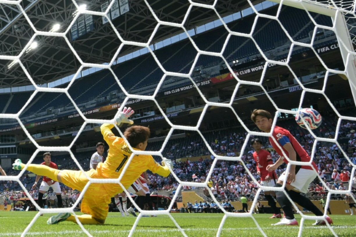 River Plate's Argentine midfielder Maximiliano Meza headed home his team's third goal from a corner