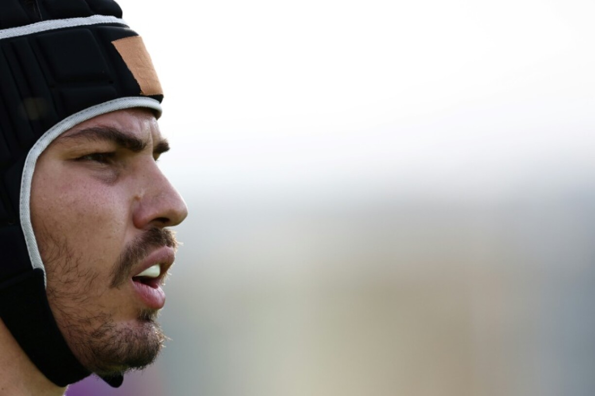 Antoine Dupont, avec son casque à l'entraînement au stade du Parc de Rueil-Malmaison près de Paris le 11 octobre 2023