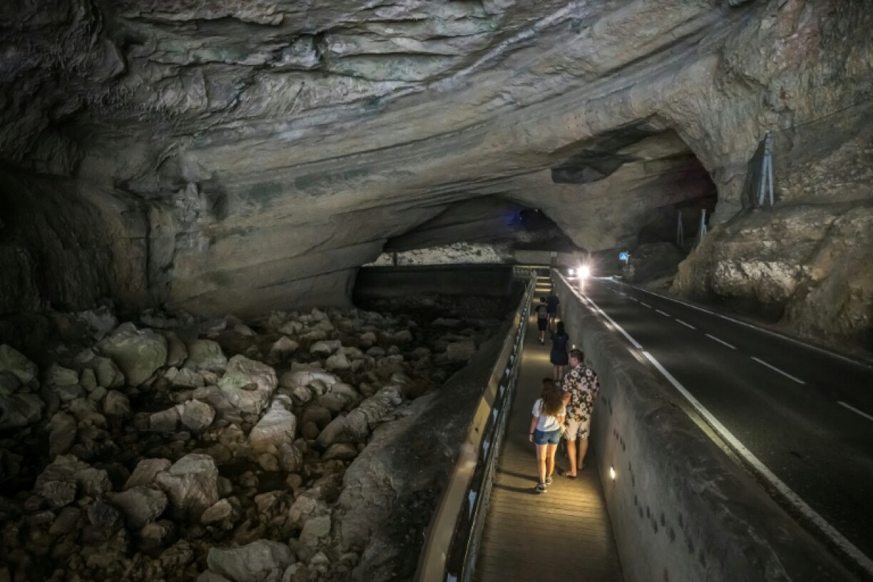 Des visiteurs dans la grotte du Mas d'Azil, en Ariège, le 5 août 2026