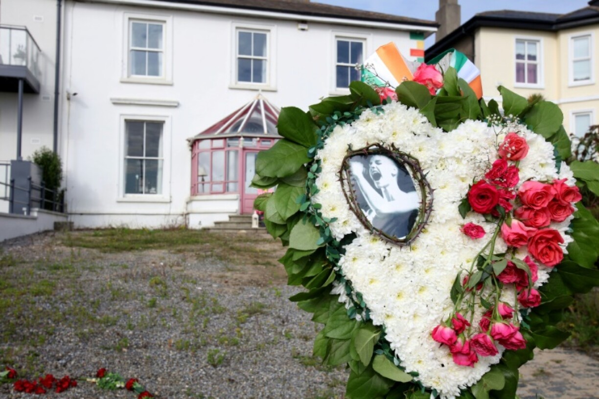 Des fleurs et des hommages devant l'ancienne maison de la chanteuse irlandaise Sinead O'Connor, à Bray, dans l'est de l'Irlande, avant ses funérailles, le 8 août 2023