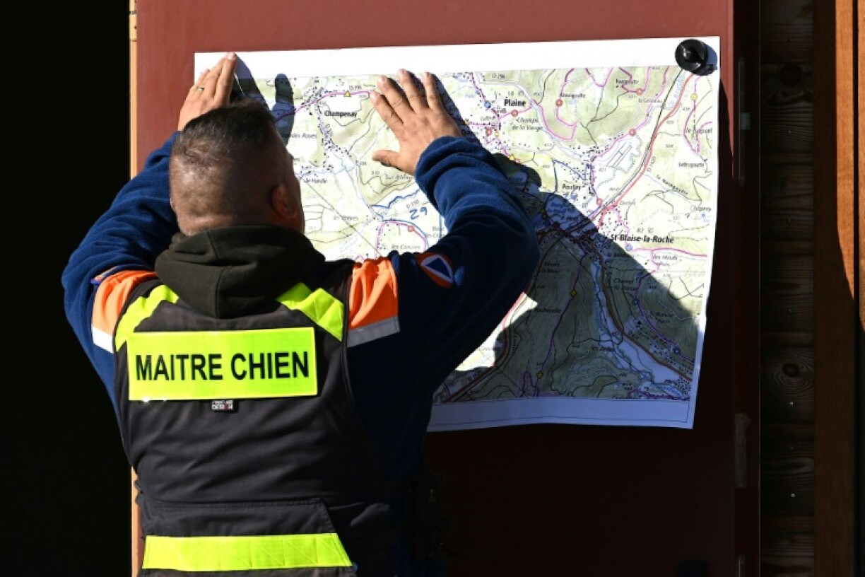 Un membre de la protection civile affiche un plan des environs lors d'une battue pour retrouver Lina, disparue samedi, le 26 septembre 2023 à Saint-Blaise-la-Roche, dans le Bas-Rhin.