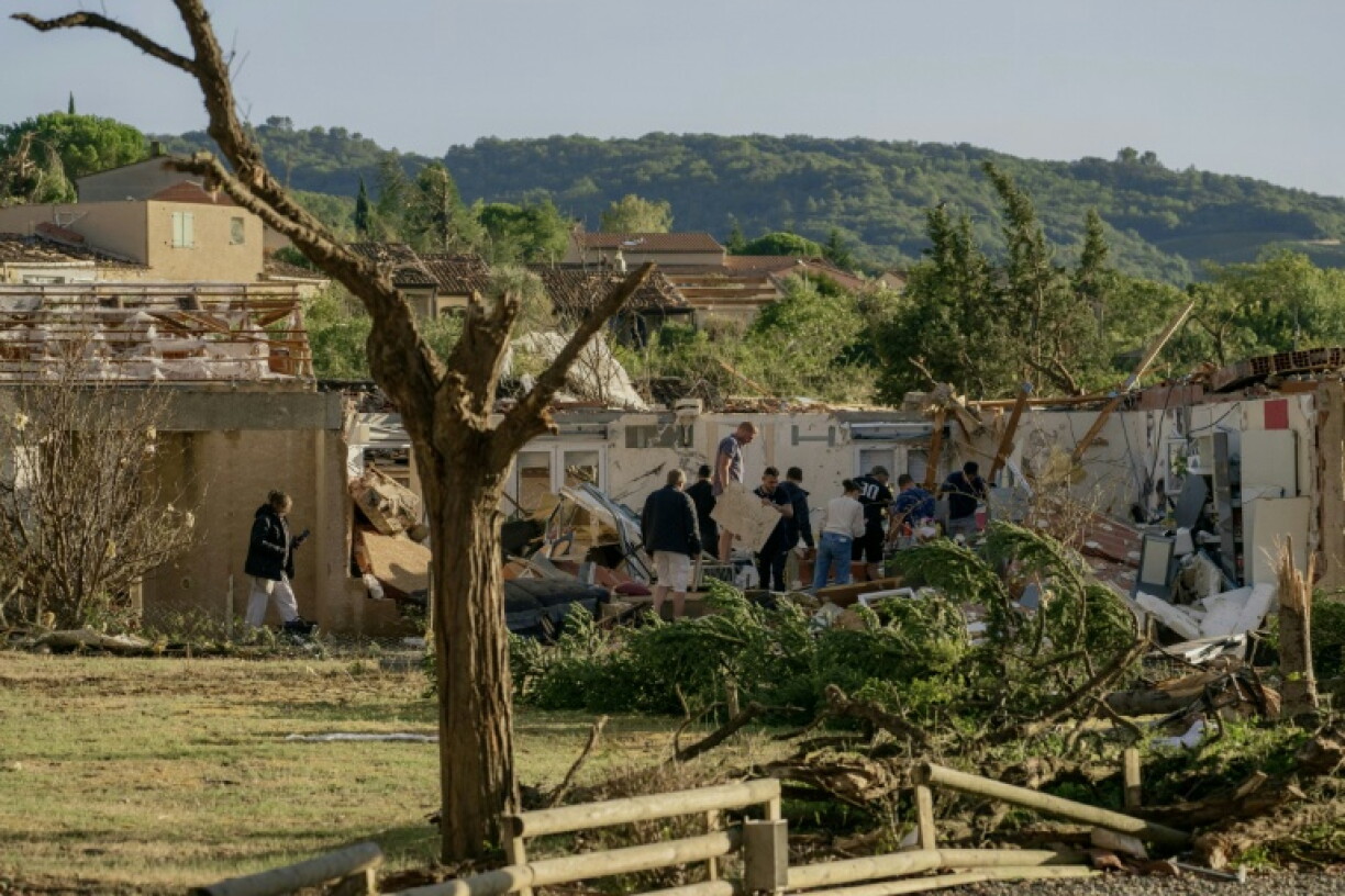 Cette photographie, prise le 24 août 2026, montre des toitures endommagées sur des bâtiments après le passage d'une tornade à Pomas, dans le sud-ouest de la France