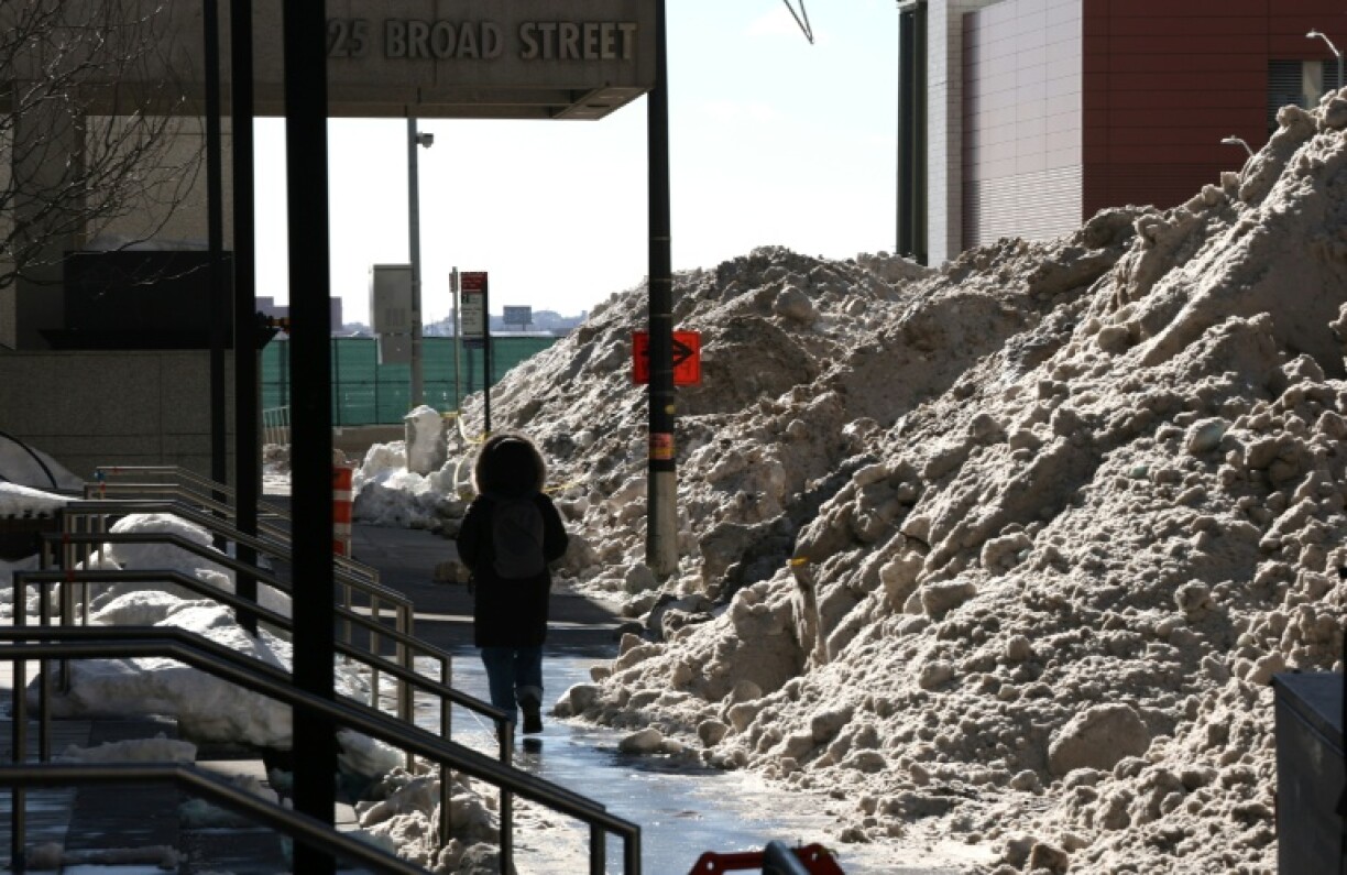 Un énorme tas de neige à New York (Etats-Unis) destiné à être fondu dans des bassins de fonte afin de dégager les rues, le 30 janvier 2026 à Manhattan