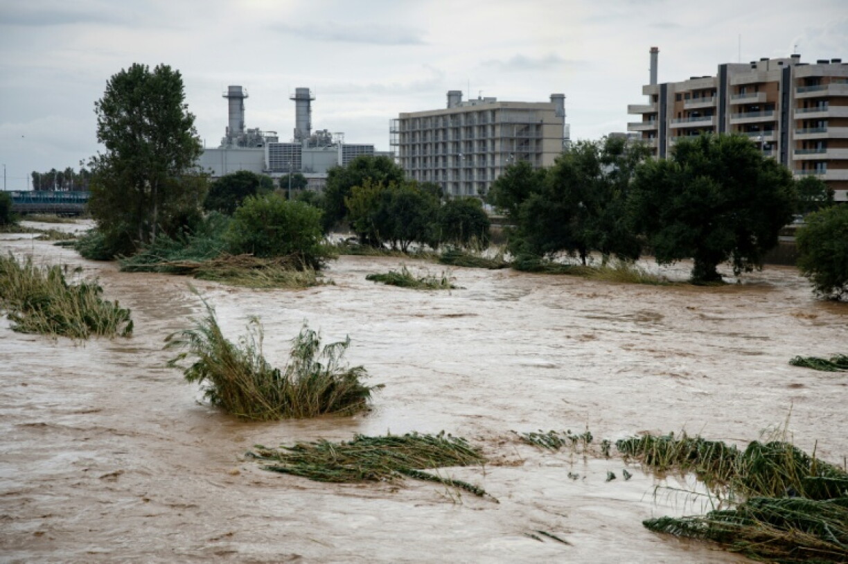 Le fleuve Besòs gonflé par des pluies torrentielles, le 4 octobre 2026 à Sant Adrià de Besòs, en périphérie de Barcelone