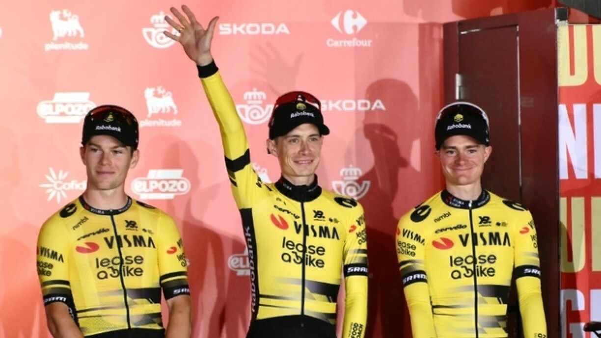 Jonas Vingegaard (au centre), le leader de Visma-Lease a bike, entouré de deux équipiers lors de la présentation du Tour d'Espagne, le 21 août 2025 à Turin (Italie)