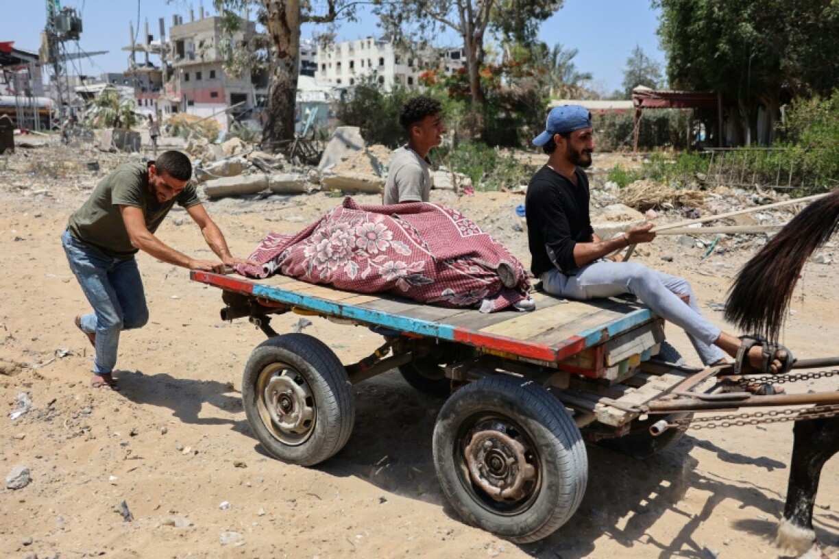 Des Palestiniens évacuent des corps trouvés dans les décombres du quartier de Tal Al-Hawa, dans le sud de la ville de Gaza, le 5 juin