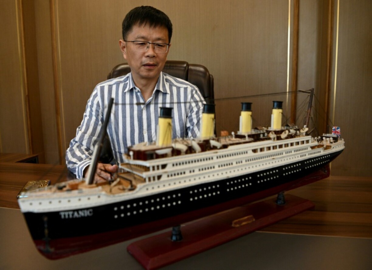 Su Shaojun devant une maquette du Titanic, dans son bureau à Daying (Chine) le 26 avril 2021
