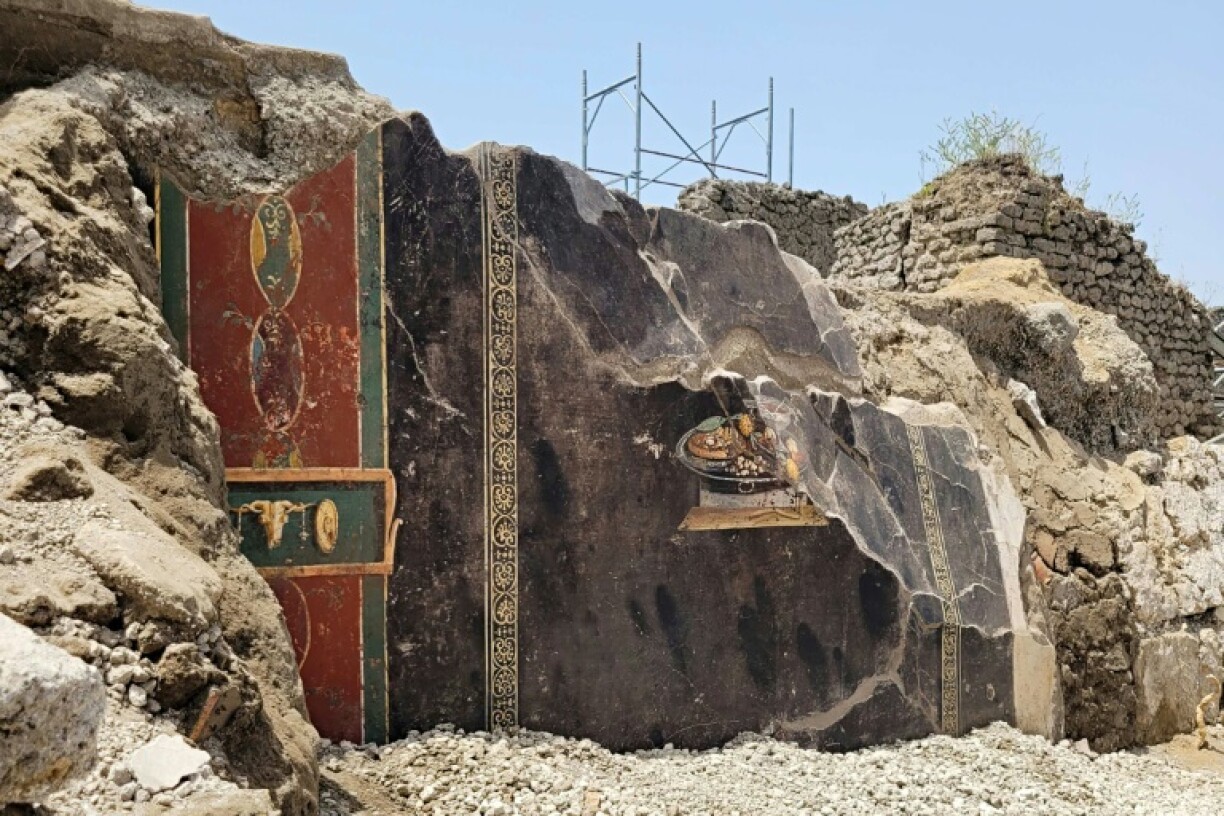 Image diffusée par le Parc archéologique de Pompéi le 25 juin 2023 d'une fresque datant d'il y a 2.000 ans représentant une coupe de vin et ce qui ressemble à s'y méprendre à une pizza