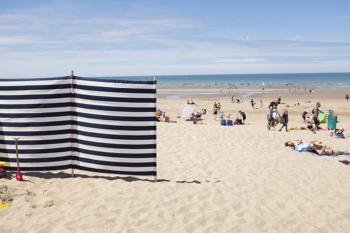 Touristen op der Belscher Plage. Och eng Rei Hoteller an der Belsch an Holland si vum aktuellen Datebreach si betraff.