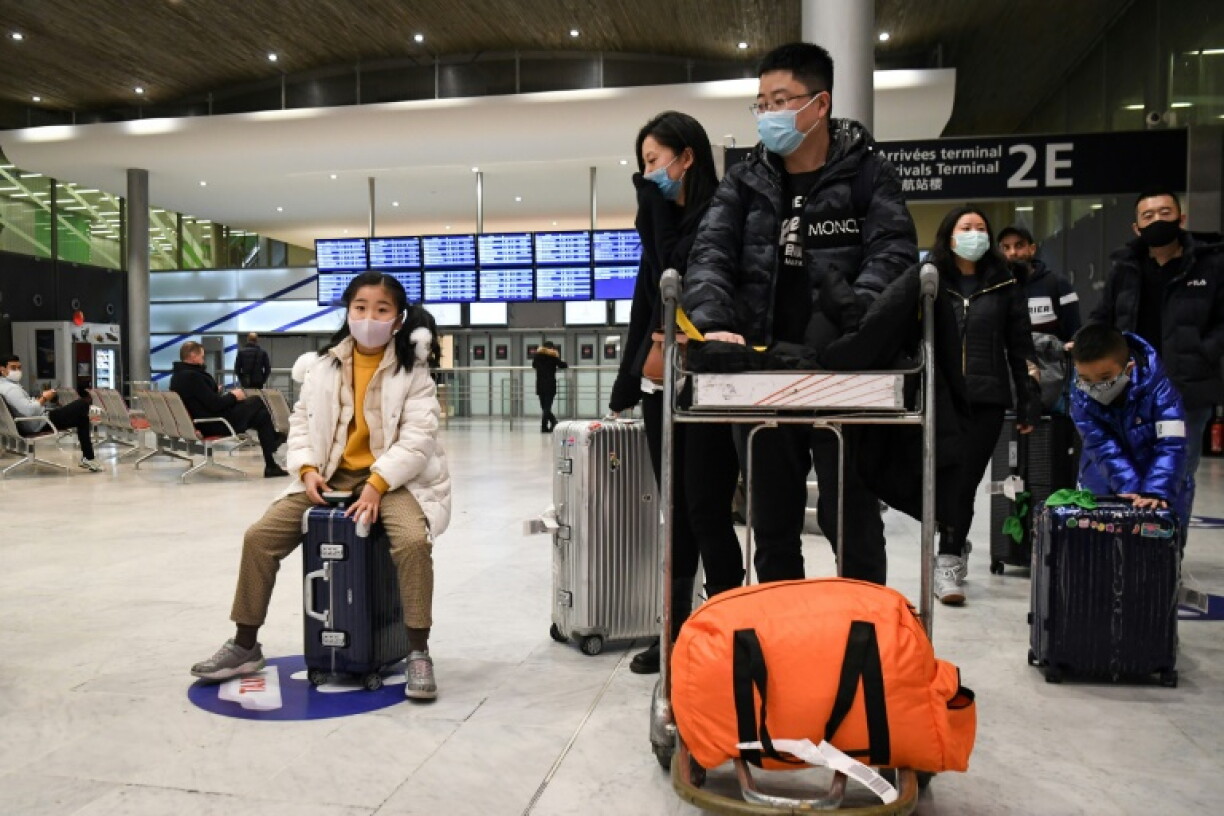 Des passagers en provenance de Chine arrivent à l'aéroport Roissy-Charles de Gaulle, le 26 janvier 2020