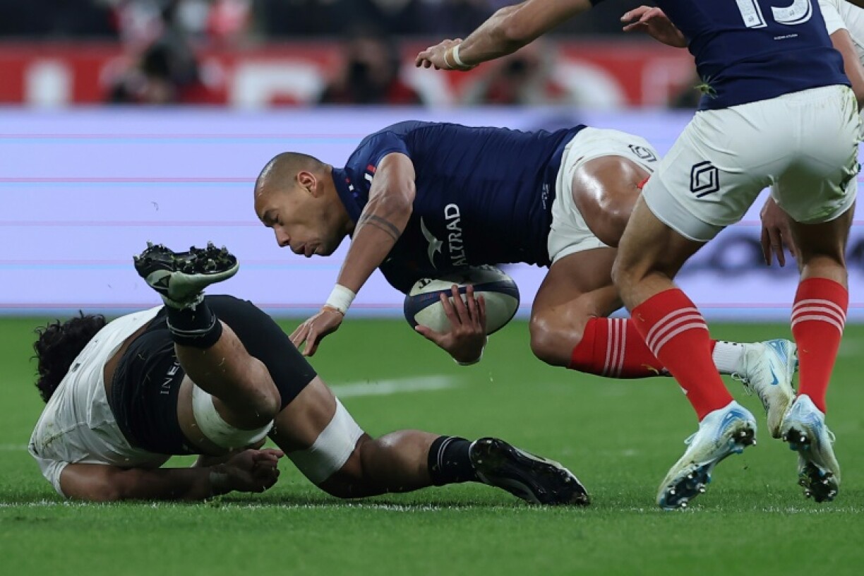 Le centre du XV de France Gael Fickou (C) lors d'un test match contre la Nouvelle-Zélande, 16 novembre 2024 au Stade de France