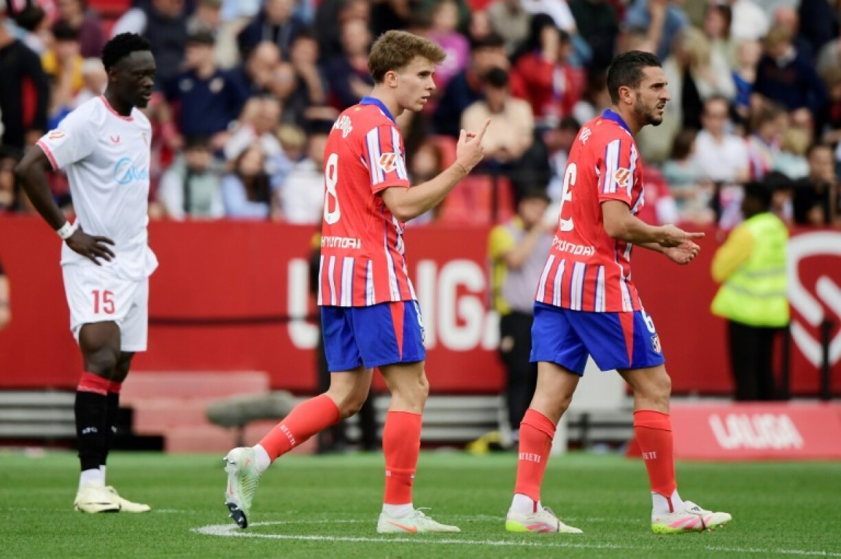 Atletico Madrid's Spanish midfielder Pablo Barrios (L) celebrates scoring his team's winner at Sevilla on Sunday