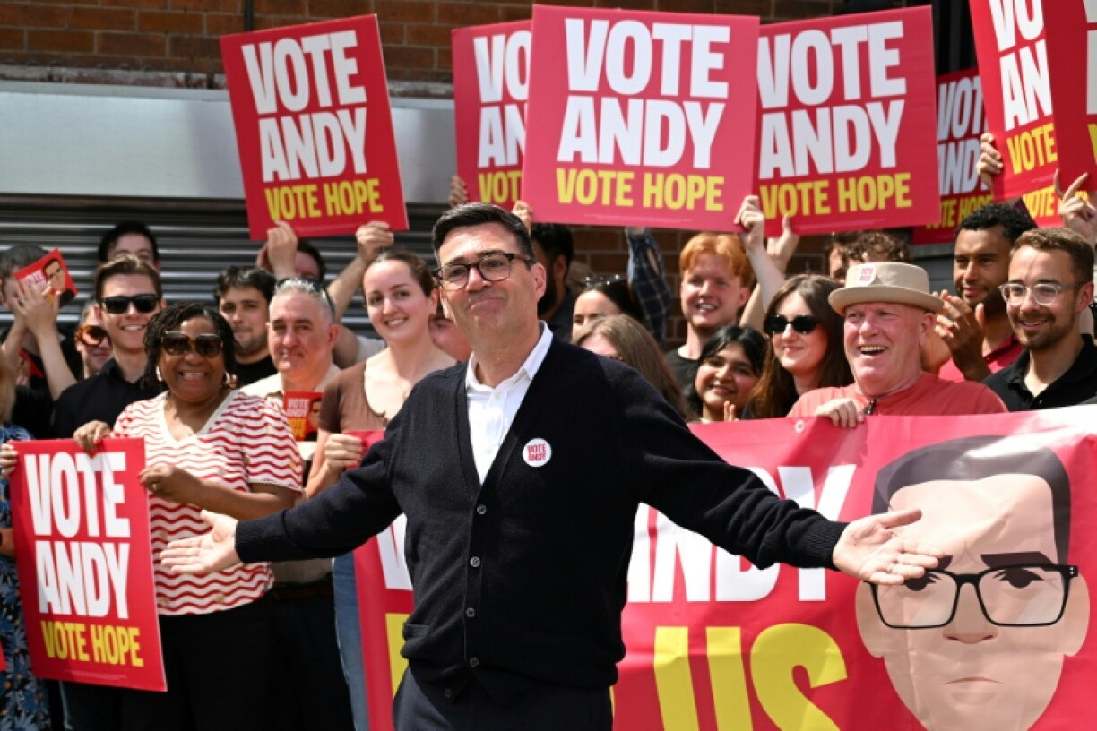 Andy Burnham, candidat du Parti travailliste, devant le local de campagne du parti à Ashton-in-Makerfield, dans le nord-ouest de l'Angleterre, le 18 juin 2026, alors que les électeurs se rendent aux urnes pour l'élection partielle de Makerfield