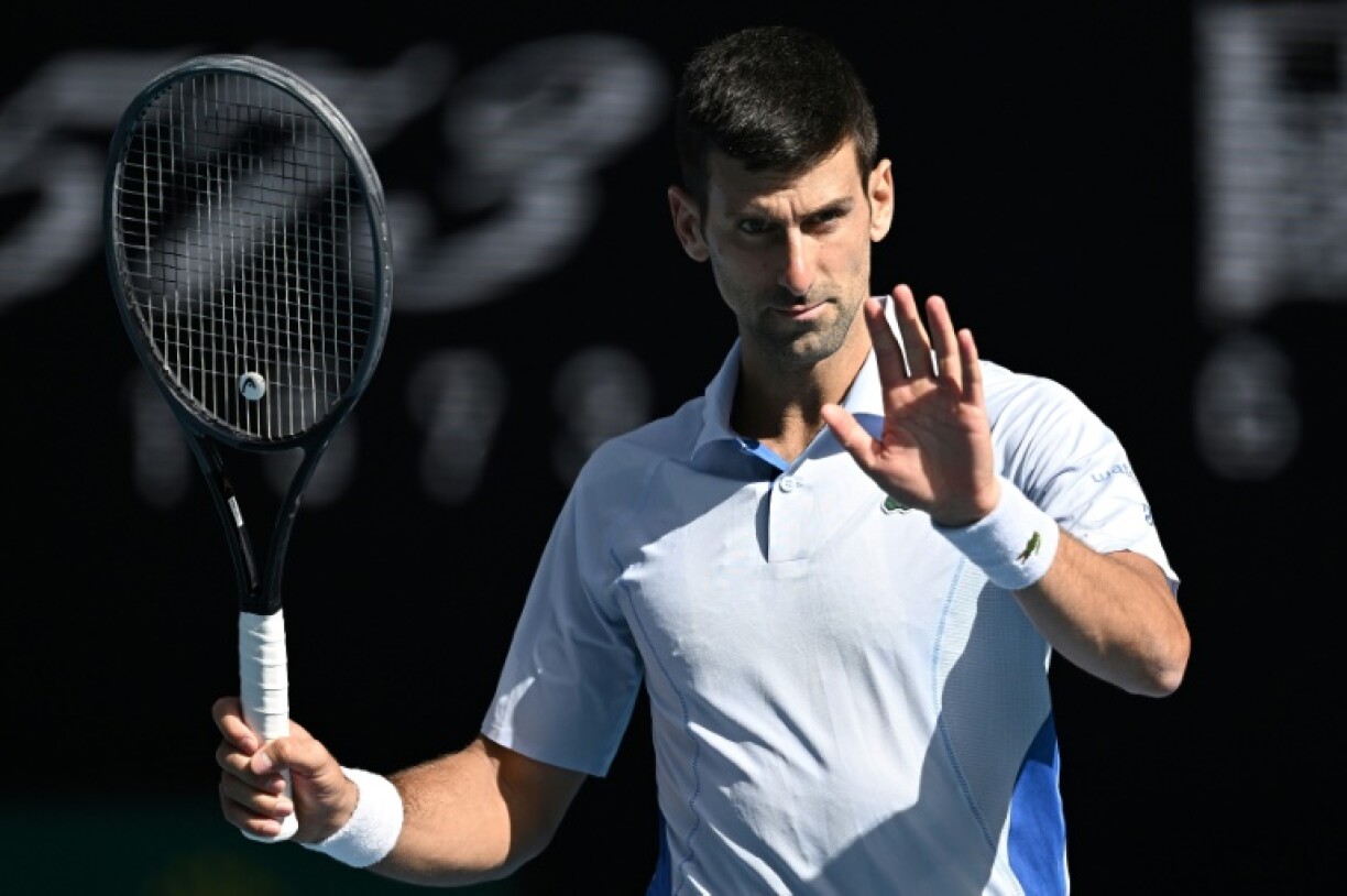 Novak Djokovic réagit lors d'un match contre l'Italien Jannik Sinner, le 26 janvier 2024 à Melbourne en Australie