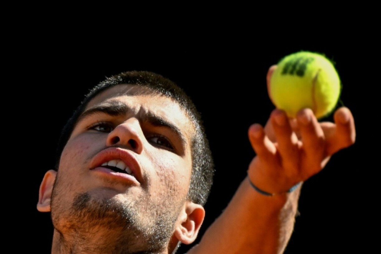 L'Espagnol Carlos Alcaraz se prépare à servir contre le Serbe Novak Djokovic pendant leur demi-finale du Masters 1000 de Madrid, le 7 mai 2022