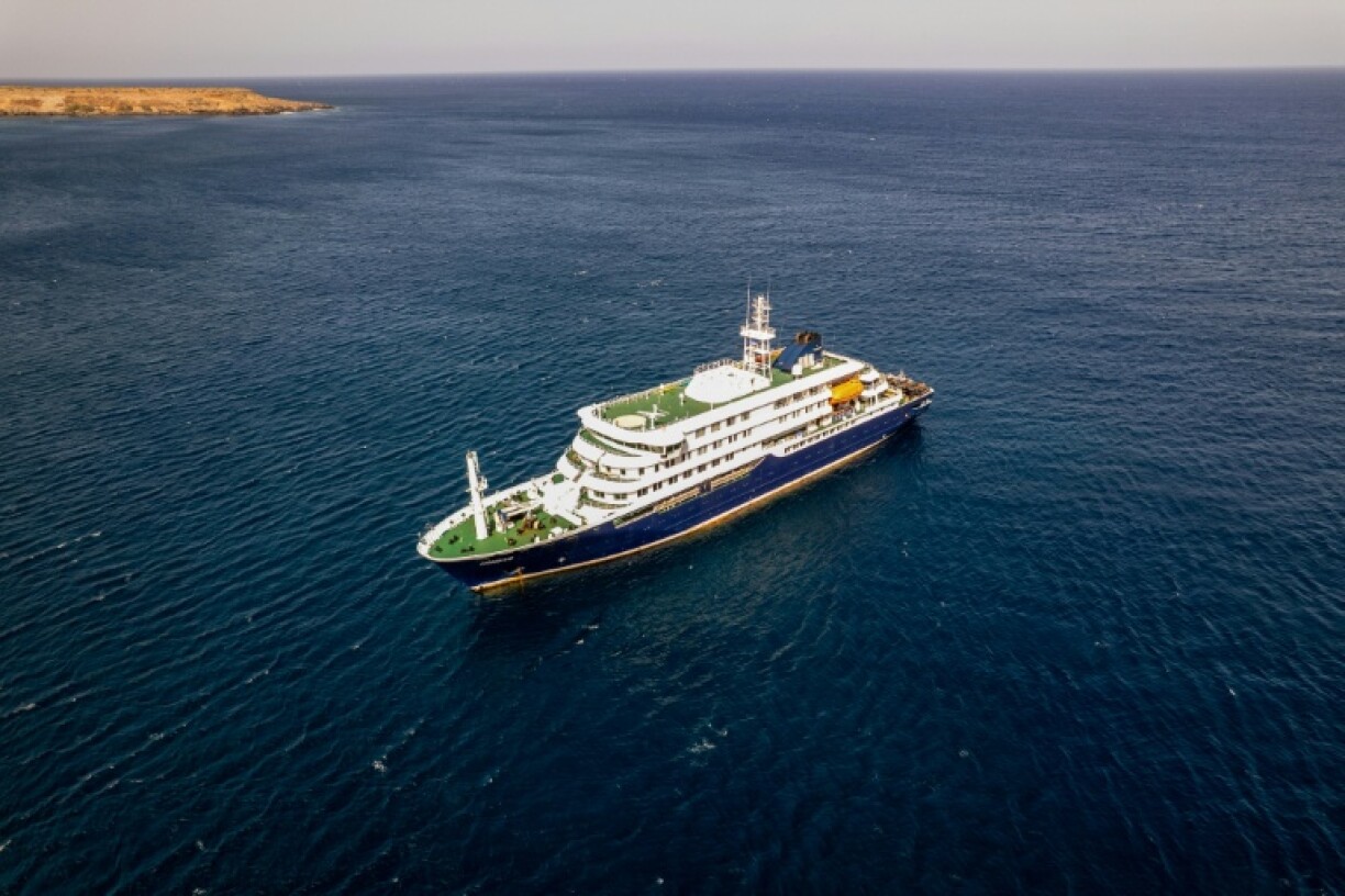 Le navire de croisière MV Hondius, près du port de Praia (Cap-Vert), le 3 mai 2026