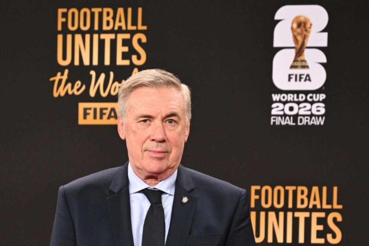 Le sélectionneur italien de l'équipe nationale brésilienne, Carlo Ancelotti, pose sur le tapis rouge à son arrivée pour assister au tirage au sort de la Coupe du monde de football 2026, à Washington, le 5 décembre 2025