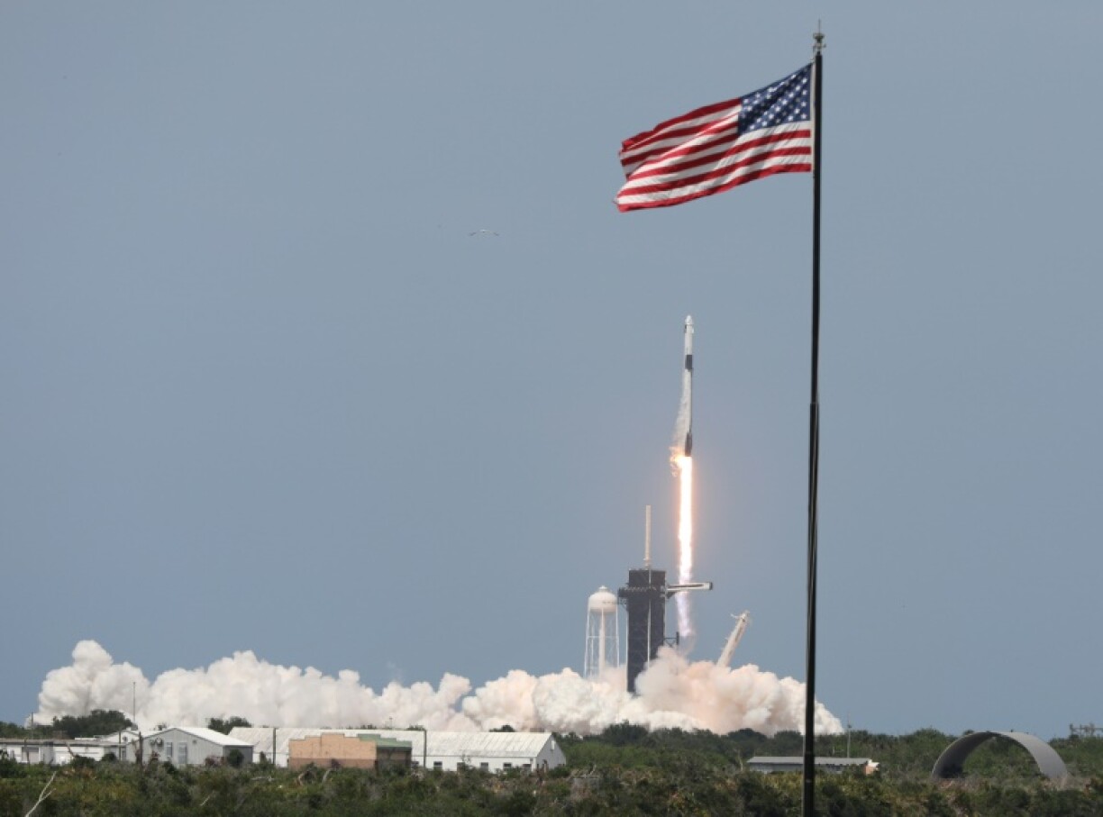 Décollage de la fusée SpaceX Falcon 9 et de la capsule Crew Dragon, le 30 mai 2020 au centre spatial Kennedy, en Floride.