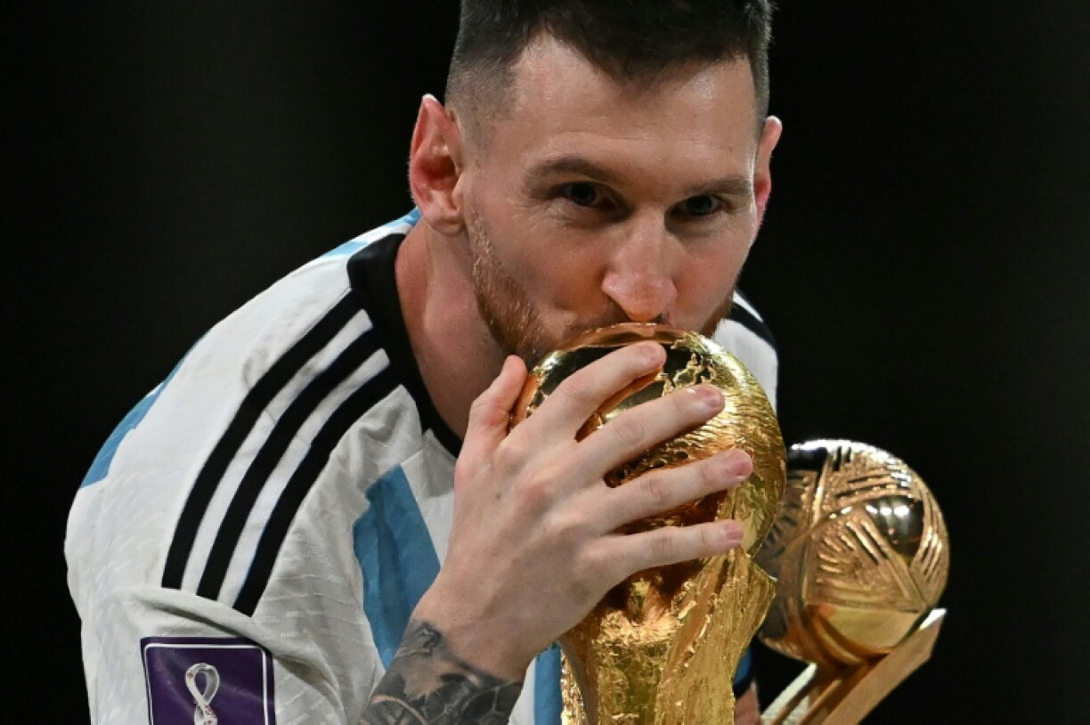 Le 18 décembre 2022, Lionel Messi devenait champion du monde avec l'Argentine, et pouvait enfin embrasser le trophée.