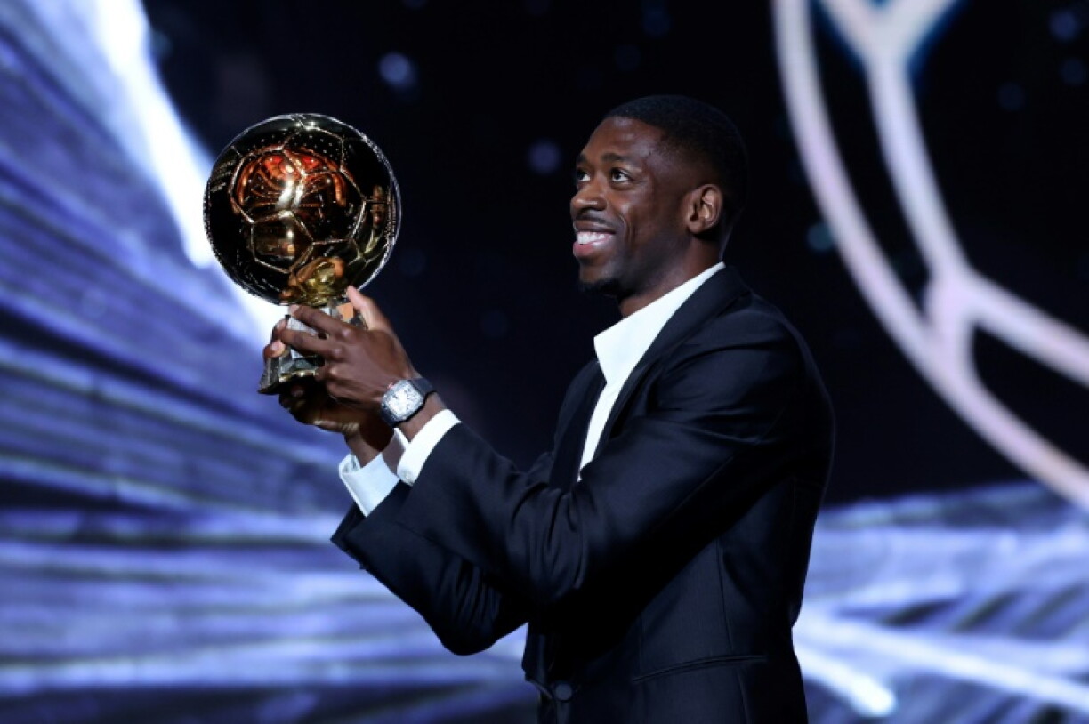L'attaquant du PSG et des Bleus Ousmane Dembélé, ballon d'or 2025, reçoit son trophée le 22 septembre 2025 au théâtre du Chatelet à Paris