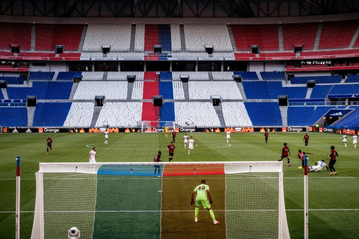 Les Lyonnais accueillent les Niçois, lors d'un match amical joué à huit-clos en raison des mesures prises contre la Covid-19, le 4 juillet 2020 à Décines-Charpieu