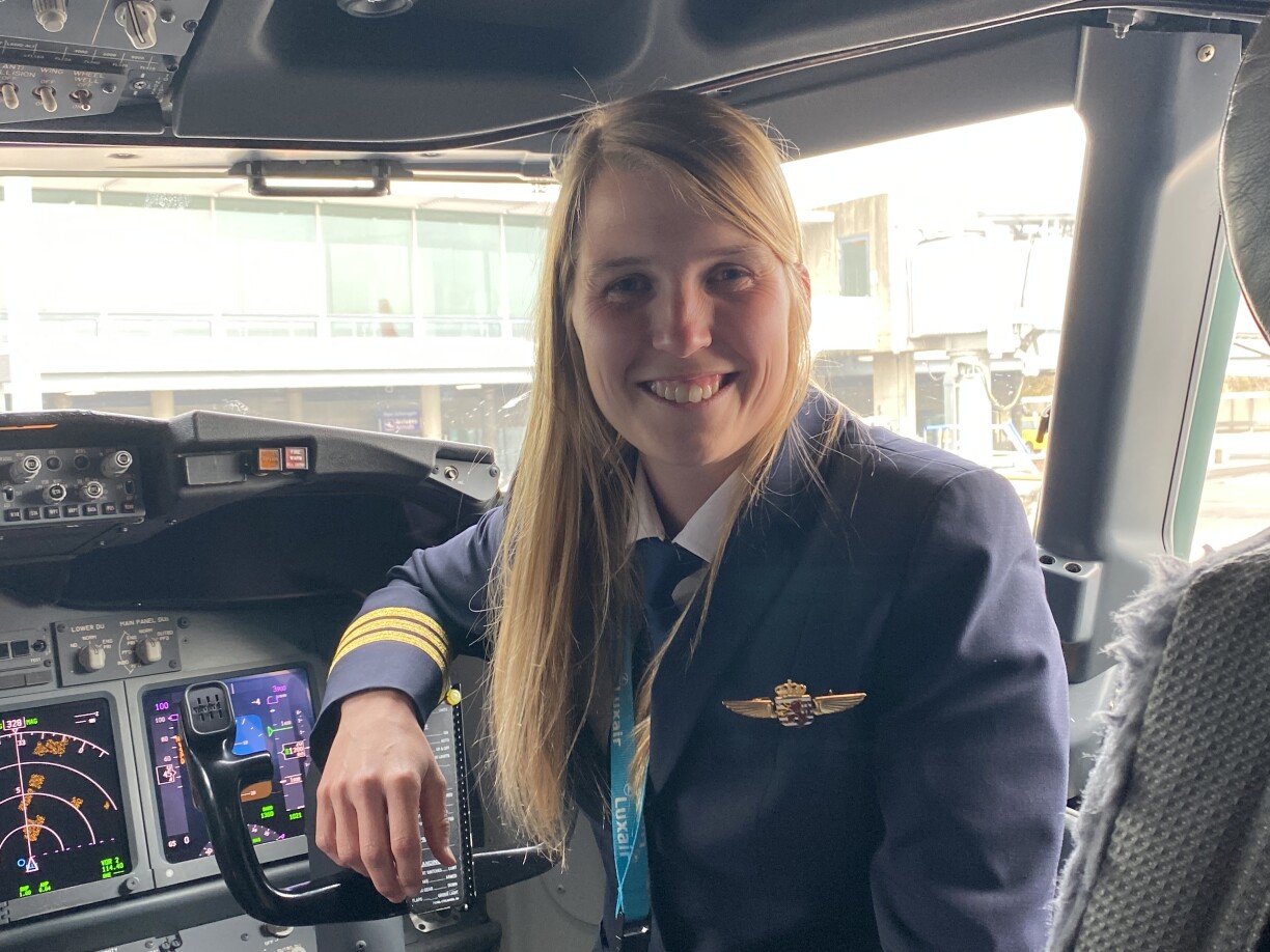 D'Jil Kalmes, Co-Pilotin vun der zweete Luxair-Maschinn, déi Lëtzebuerger am Mäerz 2026 wéinst dem Iran-Krich aus dem Noen Osten zréck an de Grand-Duché bruecht hunn.