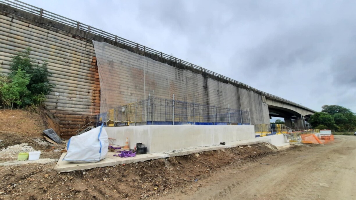 Datant de 1972, l'immense culée en terre armée est un ouvrage métallique à moitié enfoui dans la terre et dont les