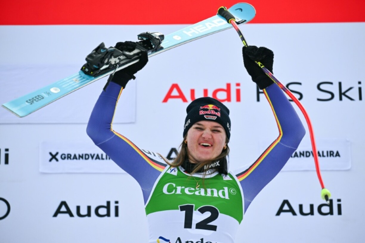 L'Allemande Emma Aicher célèbre sa victoire au super-G de Soldeu en Andorre, le 28 février 2026