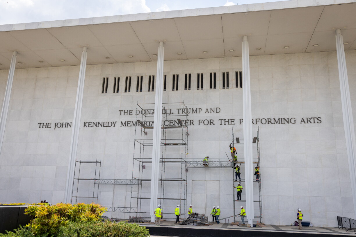 Ufank Juni war d'Trump-Erweiderung vum Kennedy Center sengem Numm rëm ofmontéiert ginn.