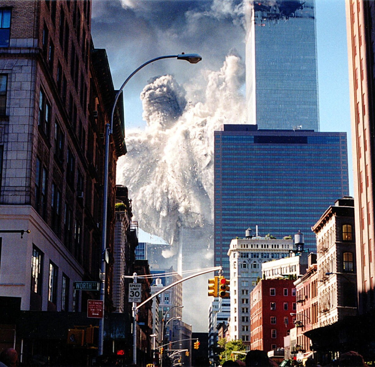Den éischte vun den zwee Tierm vum fréiere World Trade Center zu New York fält an e Koup, nodeems e Fliger an dëse gerannt ass.