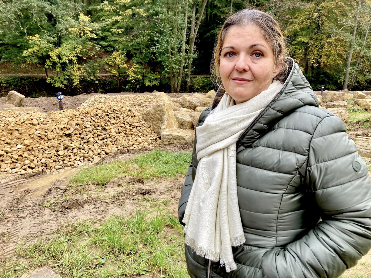 Susanna Spaus devant le chantier intérompu dans son camping.