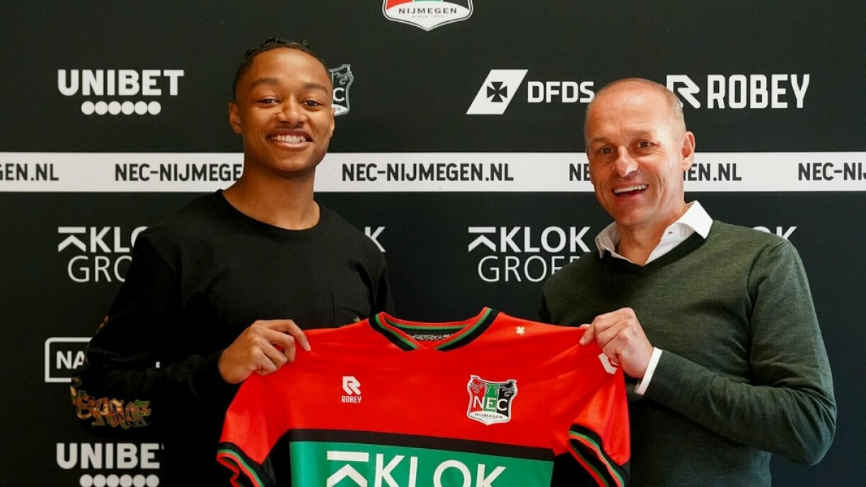 Yvandro Borges (l.) mam techneschen Direkter Carlos Aalbers