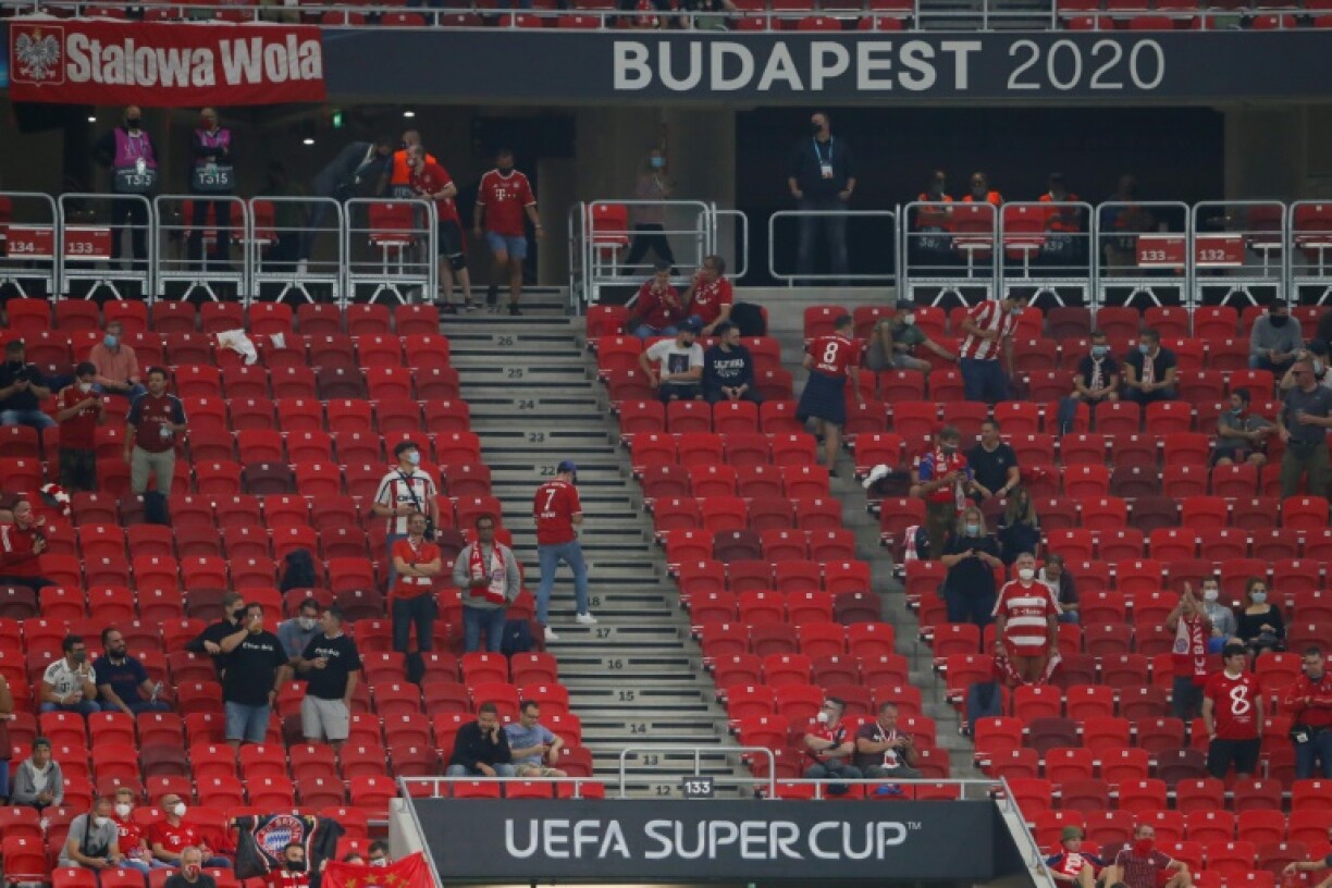 Eng 20.000 Fans duerften am Stadion zu Budapest Plaz huelen.