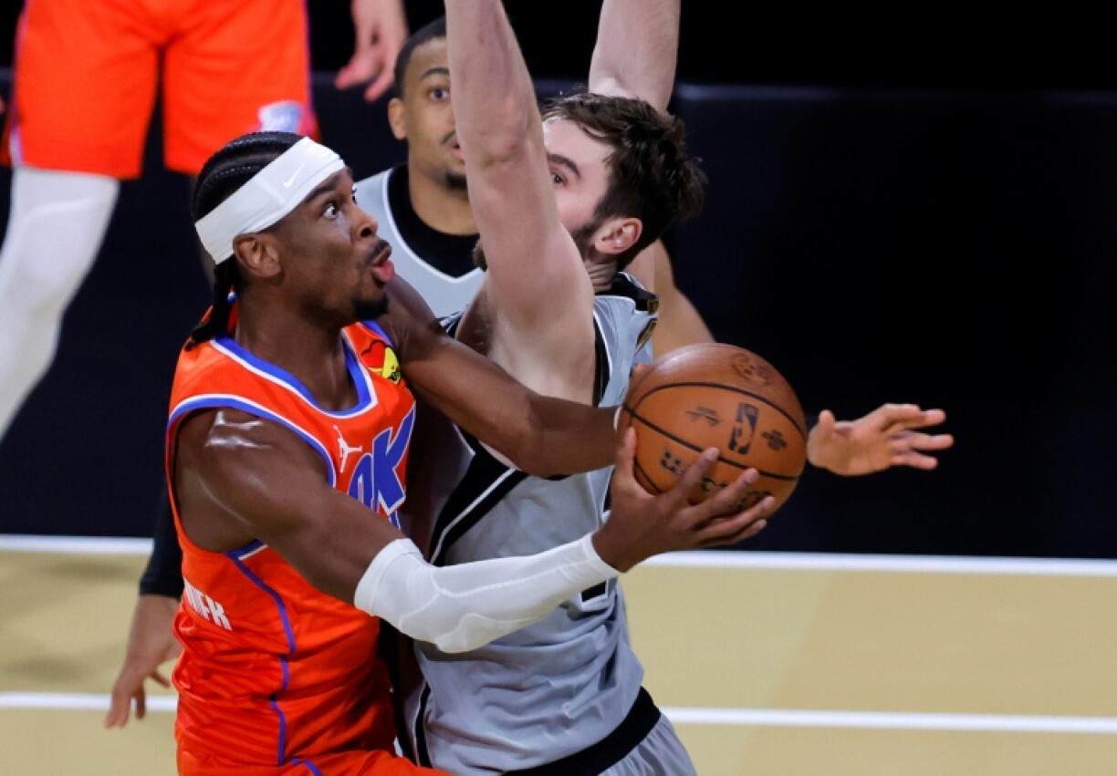 Shai Gilgeous-Alexander (g) lors du match NBA de l'Oklahoma City Thunder contre les San Antonio Spurs, le 13 décembre 2025 à Las Vegas