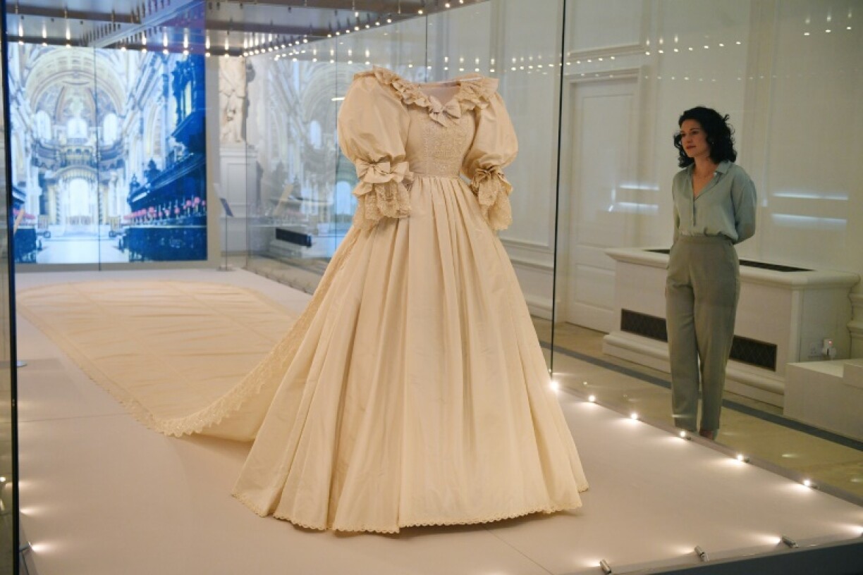 La robe de mariée de la princesse Diana est exposée à Kensington Palace à Londres le 2 juin 2021