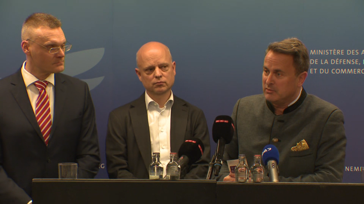 De vGilles Feith, André Biever a Xavier Bettel op der Pressekonferenz e Sonndeg den Owend.