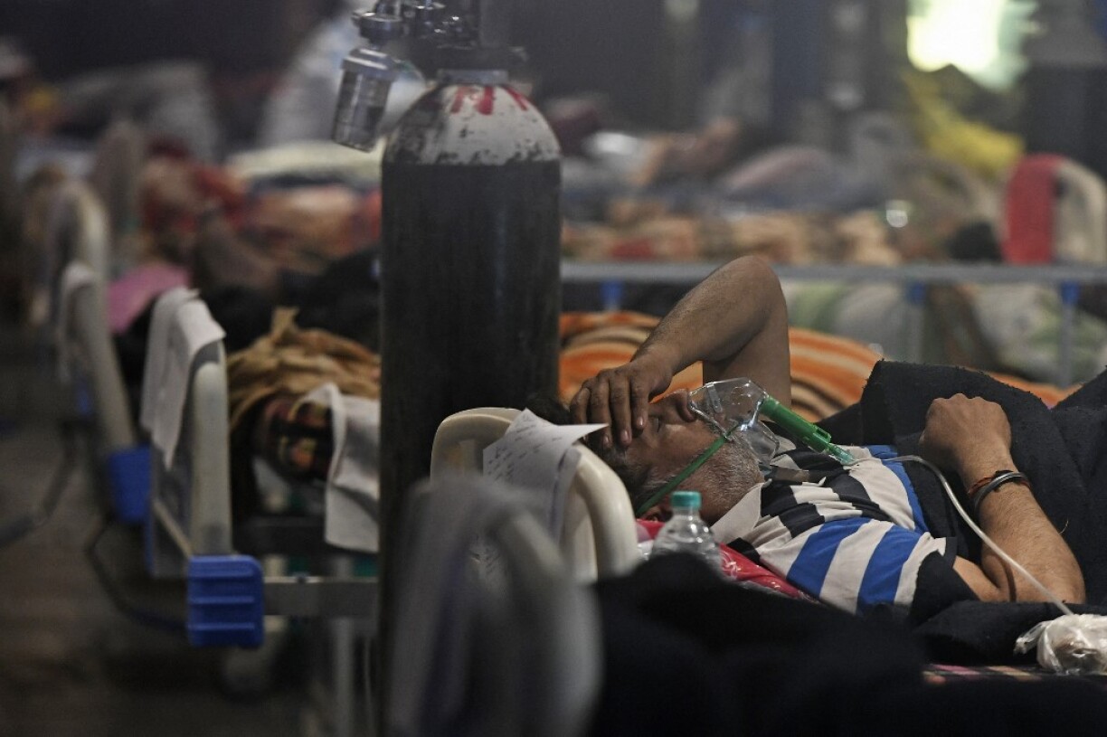 Un Indien malade du coronavirus installé dans une salle convertie en centre de soins.