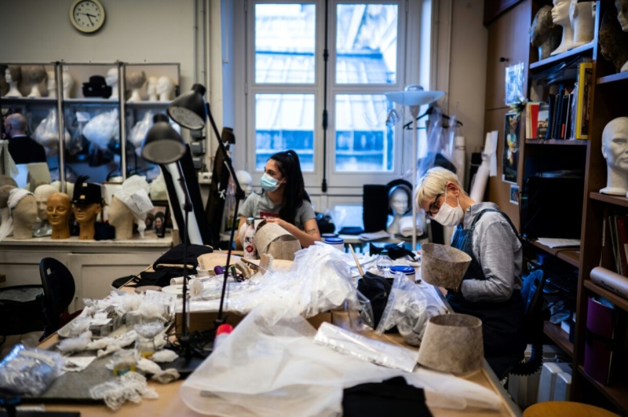 Des employées travaillent sur les costumes du ballet