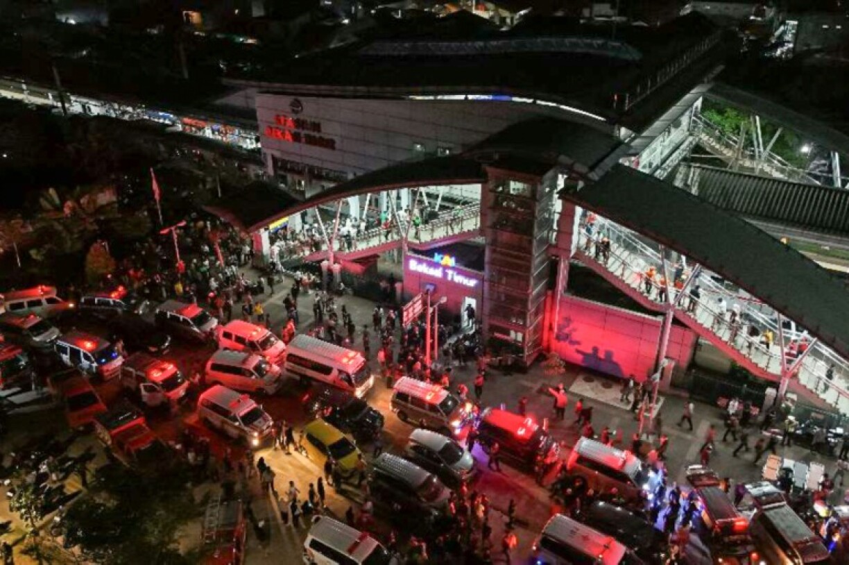 Vue aérienne d'ambulances sur le site d'une collision entre deux trains à la gare de Bekasi Timur à Bekasi, le 27 avril 2026 en Indonésie