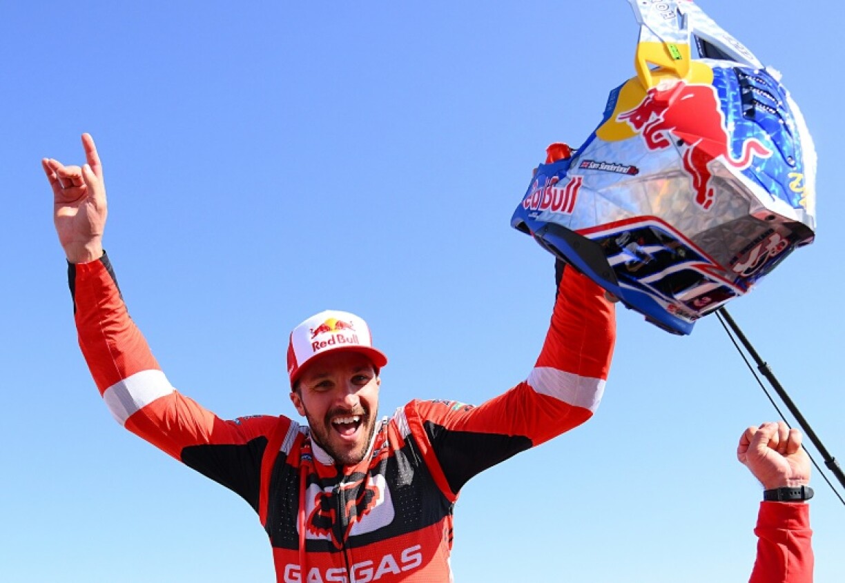 Le Britannique Sam Sunderland après sa victoire dans le rallye Dakar 2022, à l'issue de la dernière étape entre Bisha et Jeddah, en Arabie saoudite, le 14 janvier 2022