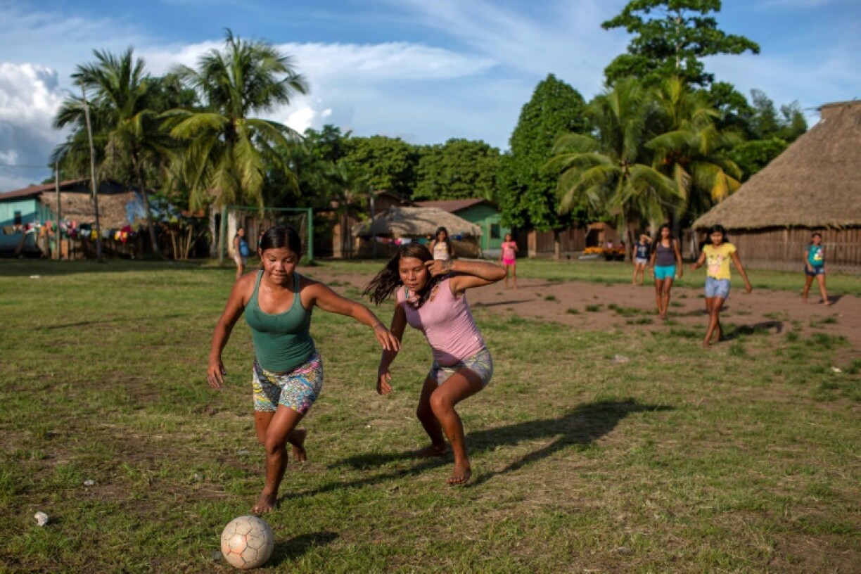 De jeunes femmes indigènes Arara jouent au football au camp de la tribu Laranjal, en Amazonie brésilienne, le 15 mars 2019