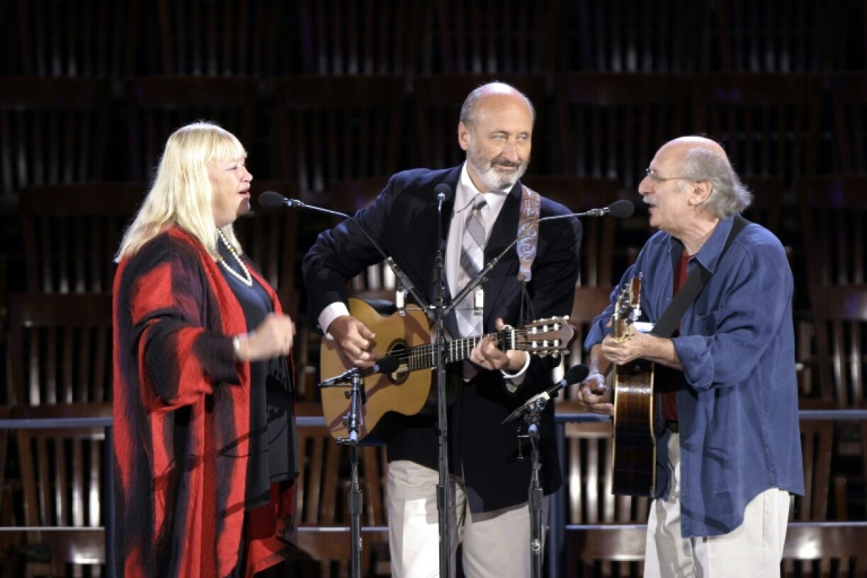 51106869The group Peter, Paul and Mary perform at the Democratic National Convention 27 July 2004, in Boston, Massachusetts