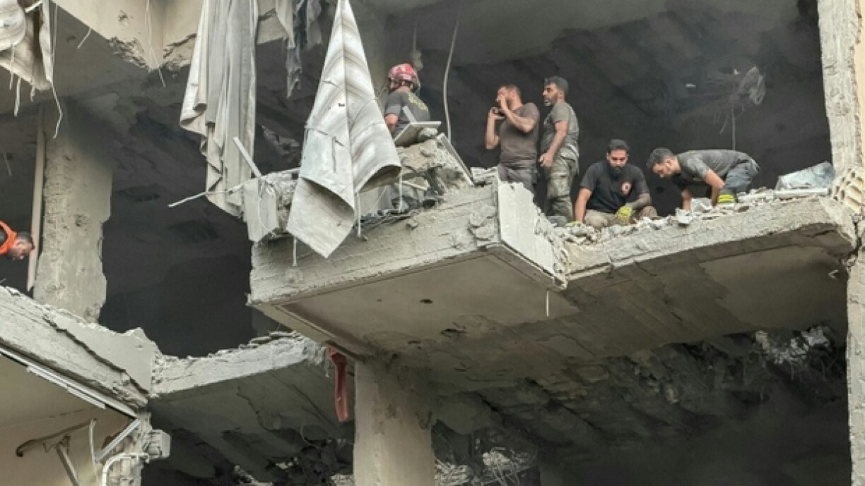 Des secouristes dans l'immeuble touché par une frappe d'Israël, qui a affirmé avoir visé le chef d'état major du Hezbollah, dans la banlieue sud de Beyrouth, le 23 novembre 2025