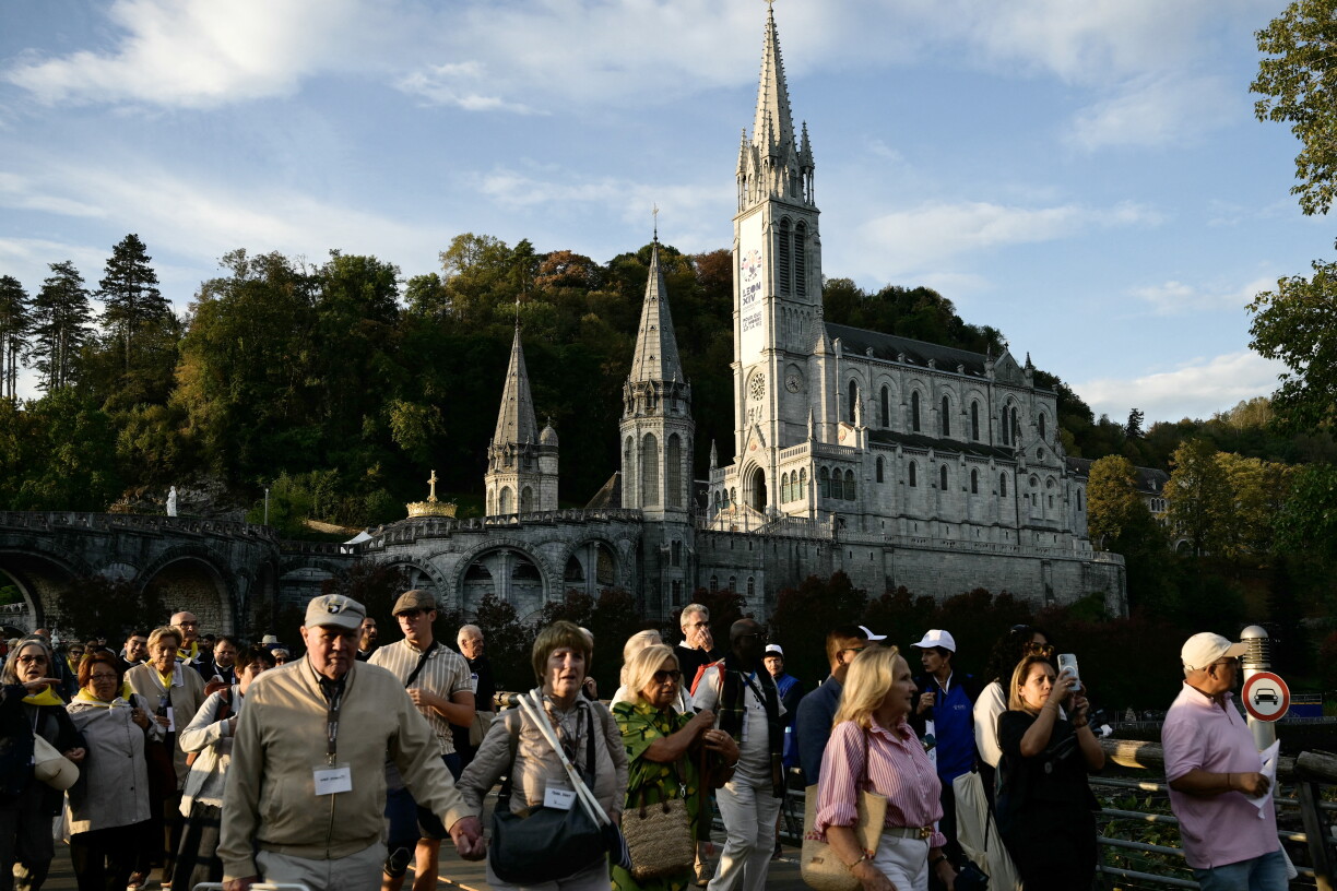 Des fidèles arrivent pour assister à une messe célébrée par le pape Léon XIV au sanctuaire de Notre-Dame de Lourdes, dans le sud-ouest de la France, le 27 septembre 2026, au troisième jour de sa visite en France.