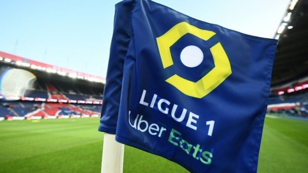 Drapeau de corner aux couleurs de la Ligue 1, au Parc des Princes